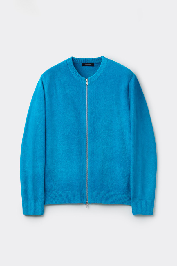 블루 쉐닐 라운드 짚 카디건은 부드러운 촉감의 릴랙스핏 남성용 가을/겨울 니트/스웨터입니다. 캐주얼, 미니멀, 클래식 스타일을 아우르며, 일상복이나 출근룩, 모임룩에 적합합니다. 두꺼운 두께감의 라운드넥 긴소매 디자인으로, 2-Way 짚업과 사이드 배색 파이핑 디테일이 특징입니다. 나일론, 레이온, 폴리에스터 혼방 소재로 제작되어 편안함과 보온성을 동시에 제공합니다.
