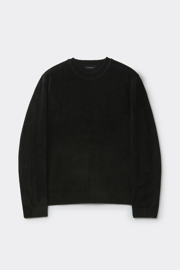 블랙 셔닐 라운드 넥 스웨터는 가을과 겨울, 쌀쌀한 날씨에 따뜻함과 스타일을 모두 갖춘 남성용 상의입니다. 부드러운 셔닐 소재로 제작되어 뛰어난 촉감을 자랑하며, 레귤러핏과 두꺼운 두께로 편안한 착용감을 선사합니다. 베이직하고 캐주얼한 무드로, 출근룩이나 모임룩 등 다양한 TPO에 활용 가능합니다. 뒷면 톤온톤 자가드 배색 스티치와 사이드 배색 파이핑 디테일이 돋보이며, 캐주얼, 클래식, 미니멀 스타일을 모두 소화할 수 있습니다.
