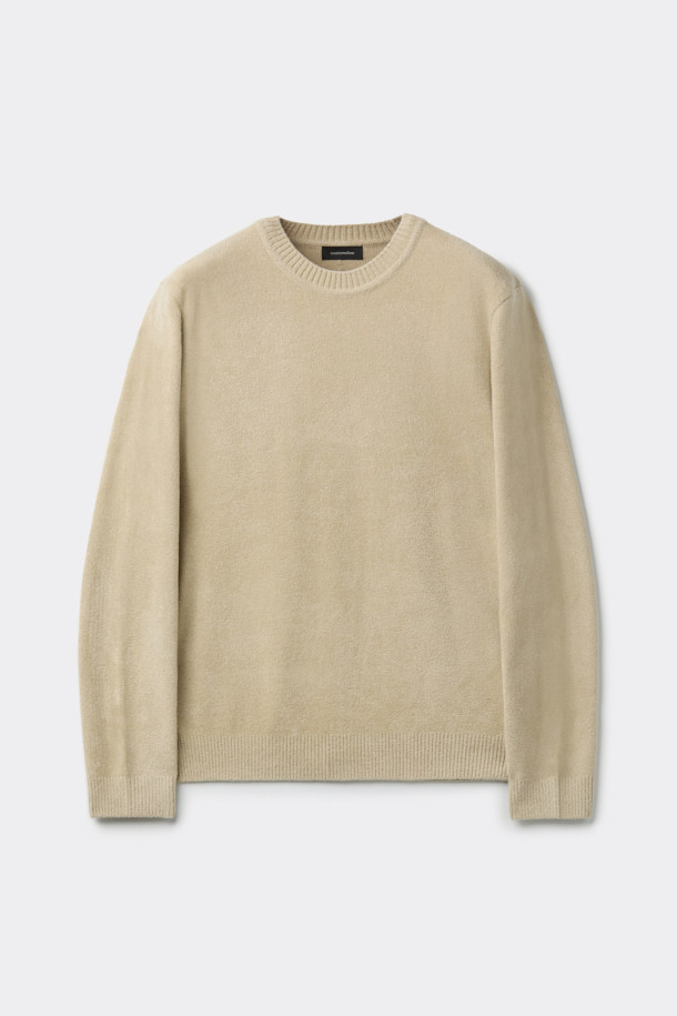 아이보리 셔닐 라운드 넥 스웨터는 가을과 겨울, 출근룩과 비즈니스 캐주얼에 어울리는 남성용 상의입니다. 부드러운 셔닐 소재로 제작되어 포근한 착용감을 선사하며, 레귤러 핏으로 편안하게 착용할 수 있습니다. 베이직한 디자인에 톤온톤 자가드 배색 스티치와 사이드 배색 파이핑 포인트를 더해 미니멀하면서도 클래식한 멋을 연출합니다. 두꺼운 두께감과 긴 소매 기장으로 보온성을 높였으며, 무지 패턴의 아이보리 컬러로 다양한 스타일과 매치하기 용이합니다. 일상에서 편안하게, 혹은 비즈니스 캐주얼 스타일로 활용하기 좋은 아이템입니다.
