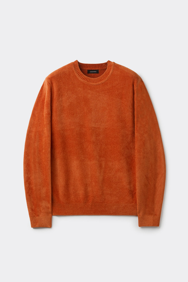 오렌지 셔닐 라운드 넥 스웨터는 부드러운 촉감의 셔닐 소재로 제작되어 가을, 겨울 시즌에 따뜻하게 착용하기 좋습니다. 베이직하고 캐주얼한 스타일로, 출근룩이나 모임룩 등 다양한 TPO에 활용할 수 있습니다. 레귤러핏에 라운드넥 디자인으로 편안한 착용감을 선사하며, 두꺼운 두께감으로 보온성을 높였습니다. 톤온톤 자가드 배색 스티치와 사이드 배색 파이핑 디테일, 고급스러운 발색감이 돋보이는 남성용 스웨터입니다. 캐주얼, 클래식, 미니멀 스타일을 모두 아우르는 활용도 높은 아이템입니다.
