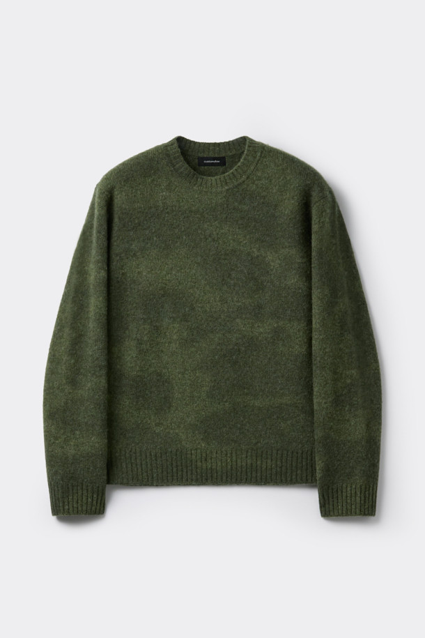 그린 스테인 프린팅 라운드 넥 스웨터는 RWS Wool 100% 원사를 사용하여 제작되어 부드러운 촉감을 선사합니다. 남성용으로, 가을과 겨울에 따뜻하게 착용할 수 있는 두꺼운 두께감의 레귤러핏 스웨터입니다. 캐주얼, 클래식, 미니멀 스타일을 소화하며, 출근룩과 모임룩으로 활용하기 좋습니다. 라운드넥 디자인에 스테인 프린트가 더해져 개성 있는 스타일을 연출합니다. 긴 소매 기장으로 보온성을 높였습니다.
