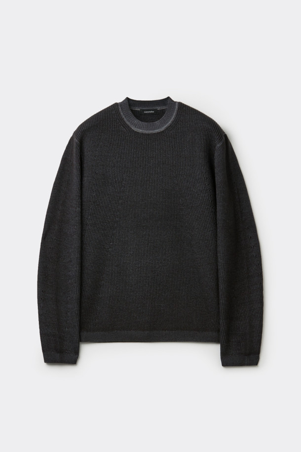 블랙 색상의 가먼트 다잉 라운드넥 스웨터입니다. 메리노울 100% 원사를 사용하여 부드러운 촉감을 선사하며, 매직워싱 가공으로 편안한 착용감을 느낄 수 있습니다. 릴랙스핏으로 제작되어 편안하고, 가을, 겨울 시즌 데일리룩이나 출근룩, 비즈니스 캐주얼에 적합합니다. 베이직, 미니멀, 클래식 스타일을 즐겨 입는 남성분들에게 추천합니다. 두꺼운 두께감의 긴소매 디자인으로 보온성을 높였습니다.
