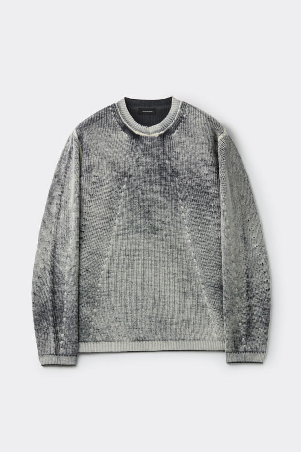 블랙 염색 라운드 넥 스웨터입니다. 메리노 울 100% 소재로 제작되어 부드러운 촉감을 선사하며, 가을과 겨울에 따뜻하게 입을 수 있습니다. 릴랙스 핏으로 편안함을 강조했으며, 베이직한 스타일로 다양한 룩에 활용하기 좋습니다. 출근룩이나 모임룩에 클래식, 미니멀, 캐주얼 스타일로 연출해 보세요. 뒷면에 백 프린팅 가공으로 포인트를 더했습니다.
