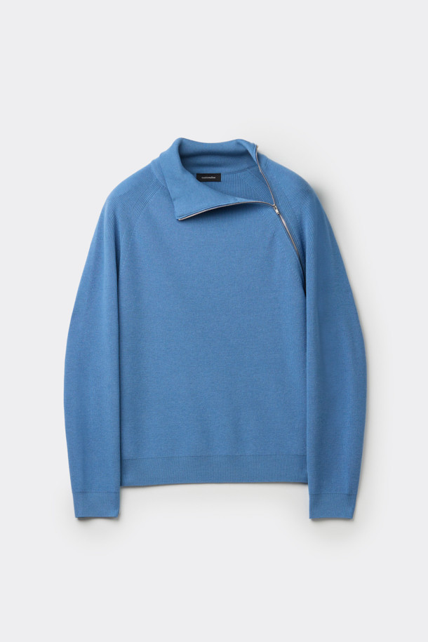 블루 터틀넥 사이드 지퍼 스웨터는 가을과 겨울에 어울리는 남성용 베이직 스타일 니트 스웨터입니다. 울, 코튼, 레이온 혼방 소재로 제작되어 산뜻한 촉감을 선사하며, 14GG 두께로 보온성을 더했습니다. 릴랙스핏으로 편안한 착용감을 제공하며, 사이드 지퍼 디테일이 특징입니다. 출근룩과 비즈니스 캐주얼에 활용하기 좋으며, 클래식, 미니멀, 캐주얼 스타일을 모두 소화할 수 있습니다.
