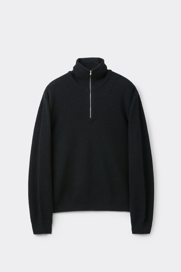 블랙 터틀넥 하프 집업 스웨터는 가을, 겨울 시즌에 어울리는 남성용 상의입니다. 부드러운 면과 울 혼방 소재로 제작되어 얇지만 보온성이 뛰어나며, 레귤러 핏으로 편안하게 착용 가능합니다. 미니멀하고 베이직한 디자인으로 출근룩, 비즈니스 캐주얼 등 다양한 TPO에 활용하기 좋습니다. 12GG 골조직 짜임과 하프 집업 디테일이 특징이며, 긴 소매와 터틀넥/하프넥 디자인으로 세련된 스타일을 연출합니다.
