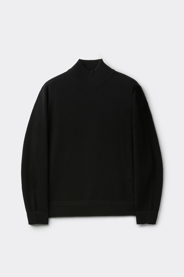 네, 알겠습니다. 주어진 정보를 바탕으로 블랙 터틀넥 스웨터에 대한 상세 설명을 작성하겠습니다.

**블랙 터틀넥 스웨터**

부드러운 울 소재로 제작되어 가을과 겨울, 포근한 착용감을 선사하는 블랙 터틀넥 스웨터입니다. 레귤러 핏에 긴 소매 기장으로, 베이직한 디자인과 두꺼운 두께감이 특징입니다. 출근룩, 비즈니스 캐주얼, 모임룩 등 다양한 TPO에 활용 가능하며, 클래식, 미니멀, 시크한 스타일을 연출하기 좋습니다. 무지 디자인에 배색 자수 포인트로 은은한 멋을 더했습니다.
