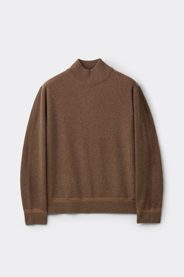 남성용 브라운 터틀넥 스웨터입니다. 가을과 겨울에 어울리는 두꺼운 두께감의 울 소재로 제작되어 부드러운 촉감을 선사합니다. 베이직하고 미니멀한 스타일로, 레귤러 핏과 긴 소매 기장으로 편안함을 더했습니다. 하찌 조직 소매와 자수사 배색 디테일이 특징이며, 데일리룩에 클래식한 무드를 더해줍니다. 일상생활에서 폭넓게 활용하기 좋은 아이템입니다.
