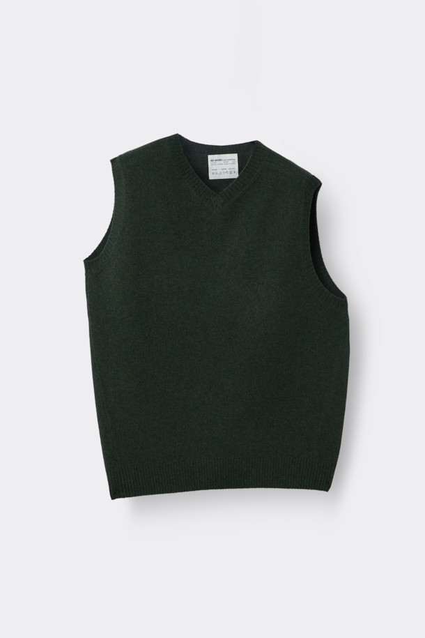 [HED MAYNER] 그린 울 트위스티드 베스트는 모던한 스타일을 추구하는 분들을 위한 아이템입니다. 부드러운 울 소재와 릴랙스 핏으로 편안한 착용감을 선사하며, 비틀린 비대칭 실루엣과 트위스트 절개 구조가 독특한 매력을 더합니다. 펠트 워싱 가공과 자연스러운 보풀감, 입체적인 표면 질감이 특징이며, V넥 디자인과 민소매 기장으로 클래식, 미니멀, 시크한 무드를 연출합니다. 모임룩에 포인트를 더할 수 있는 베스트입니다.
