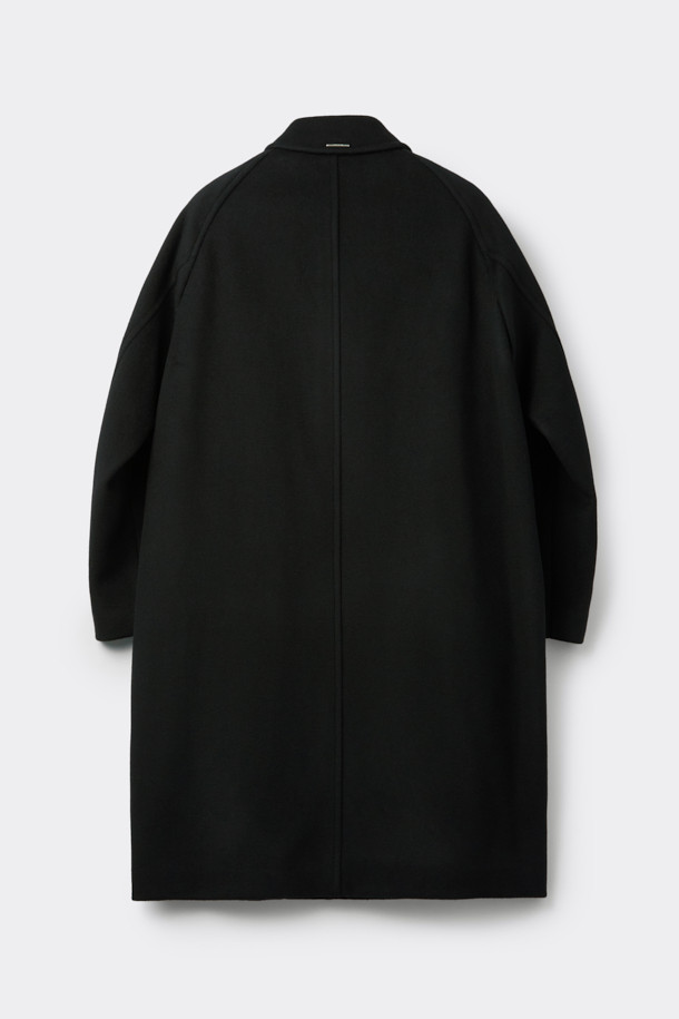 블랙 발마칸 코트는 가을과 겨울, 쌀쌀한 날씨에 돋보이는 아우터입니다. 울, 캐시미어, 폴리에스테르, 나일론, 아크릴, 레이온 등 다양한 소재를 혼방하여 제작되었으며, 부드러운 촉감과 두꺼운 두께로 뛰어난 보온성을 제공합니다. 래글런 소매 디자인과 레귤러핏으로 제작되어 편안한 착용감을 선사하며, 싱글 버튼 여밈 방식으로 미니멀하고 클래식한 분위기를 연출합니다. 일상, 오피스룩, 모임룩 등 다양한 TPO에 활용 가능하며, 미니멀, 클래식, 시크한 스타일을 즐기는 분들께 추천합니다.
