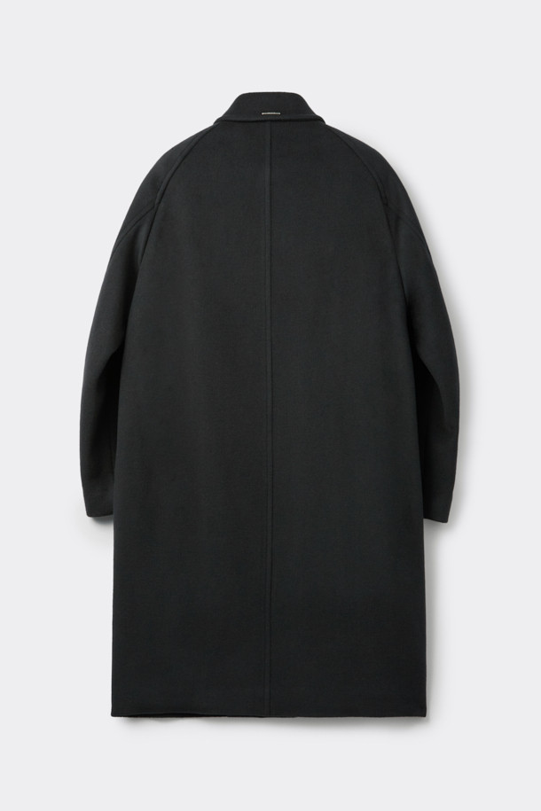 세련된 스타일을 완성하는 그레이 발마칸 코트입니다. 가을, 겨울 시즌에 어울리는 두꺼운 두께감으로 따뜻하게 착용 가능하며, 울, 캐시미어, 폴리에스터, 나일론, 아크릴, 레이온 등 다양한 소재 혼방으로 부드러운 촉감을 선사합니다. 래글런 소매 디자인과 레귤러핏으로 편안한 착용감을 제공하며, 버튼 여밈 방식과 미니멀하고 클래식한 디자인이 돋보입니다. 출근룩, 겨울 데일리룩, 오피스룩 등 다양한 TPO에 활용하여 시크한 스타일을 연출해보세요.
