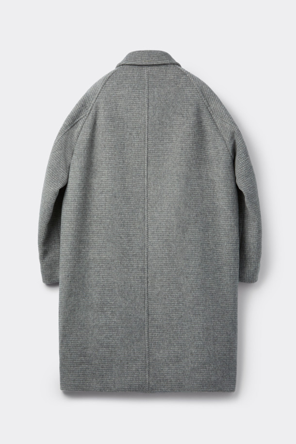 라이트 그레이 컬러의 패턴 발마칸 코트입니다. 울과 폴리에스테르 혼방 소재로 제작되어 가을과 겨울에 따뜻하게 착용할 수 있습니다. 클래식하고 미니멀한 스타일로, 래글런 소매와 레귤러 핏 디자인이 특징입니다. 출근룩, 겨울 데일리룩, 오피스룩 등 다양한 TPO에 활용하여 시크한 스타일을 연출해보세요.
