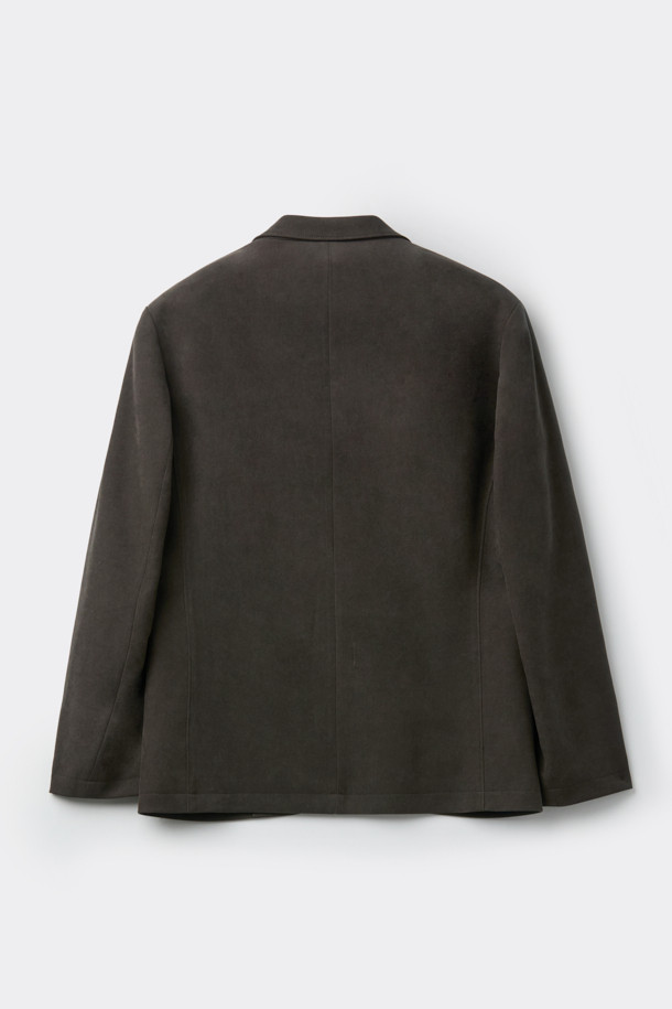 브라운 색상의 남성용 마일드 셋업 재킷입니다. 봄, 가을에 착용하기 좋은 얇은 두께의 블레이저 스타일 자켓으로, 레귤러 핏과 긴 소매 기장으로 제작되었습니다. 부드러운 폴리에스테르 소재로 편안한 착용감을 선사하며, 베이직하고 클래식한 무드를 연출합니다. 싱글 버튼 여밈 방식과 무지 패턴으로 미니멀한 디자인을 강조하여 출근룩, 비즈니스 캐주얼, 모임룩 등 다양한 TPO에 활용 가능합니다. 언컨스트럭티드 셋업 디자인으로 자연스러운 실루엣을 완성합니다.
