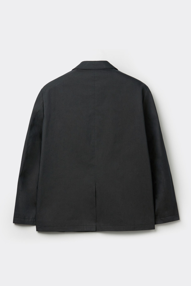 블랙 톤의 루즈 핏 코튼 셋업 재킷입니다. 얇은 두께감의 면 소재로 제작되어 봄, 가을 간절기에 착용하기 좋습니다. 싱글 버튼 디자인과 레귤러 기장으로, 캐주얼하면서도 미니멀한 무드를 연출합니다. 출근룩이나 비즈니스 캐주얼 스타일에도 잘 어울리며, 다양한 스타일링을 시도할 수 있습니다. 언컨스트럭티드 블레이저 스타일로 편안한 착용감을 선사합니다.
