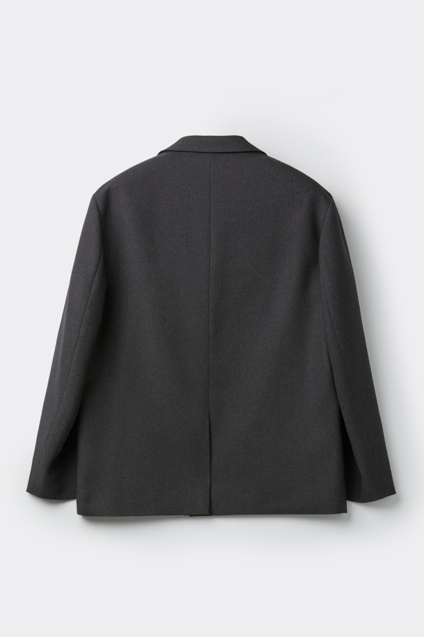 그레이 톤의 텍스처가 돋보이는 루즈핏 셋업 재킷입니다. 부드러운 촉감의 폴리에스테르와 울 혼방 소재로 제작되어 편안한 착용감을 선사합니다. 베이직하고 캐주얼한 스타일로, 봄, 가을에 출근룩, 비즈니스 캐주얼, 모임룩 등 다양한 TPO에 활용하기 좋습니다. 싱글 버튼 여밈과 라펠 디테일, 언컨스트럭티드 디자인이 특징이며, 블레이저 스타일의 레귤러 기장으로 클래식하고 미니멀한 무드를 연출합니다. 긴 소매의 무지 디자인으로 어떤 옷에도 쉽게 매치할 수 있습니다.
