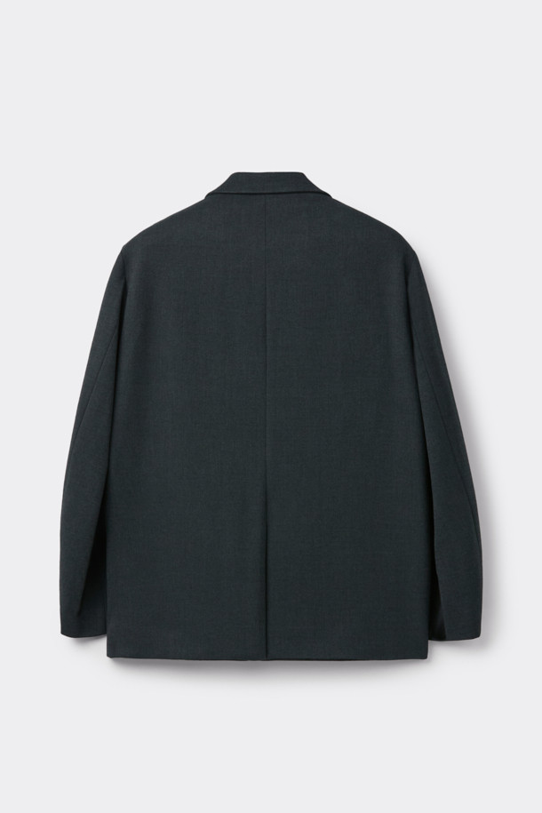 세련된 그레이 컬러의 Grey Loose Fit 셋업 재킷입니다. 레이온, 폴리에스테르, 폴리우레탄 혼방 소재로 제작되어 부드러운 촉감과 편안한 착용감을 선사합니다. 싱글 버튼 여밈 방식과 루즈핏 디자인으로 캐주얼하면서도 미니멀한 스타일을 연출하며, 출근룩과 모임룩 모두 소화 가능합니다. 긴 소매의 블레이저 스타일로, 무지 패턴의 디자인은 어떤 룩에도 쉽게 매치할 수 있습니다. 언컨스트럭티드 셋업으로 편안함과 스타일을 동시에 잡으세요.
