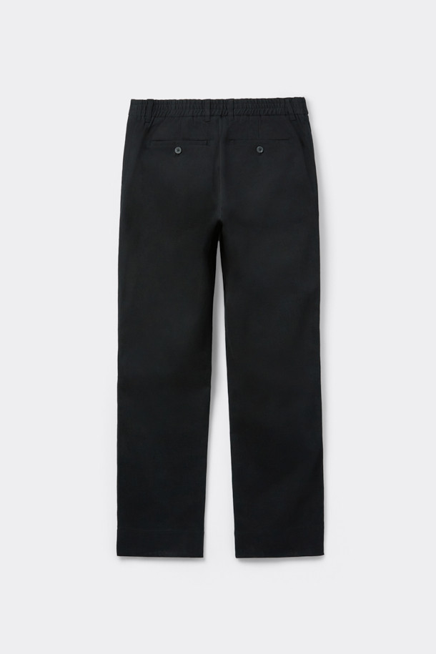 블랙 면 혼방 치노 팬츠입니다. 봄, 여름, 가을 계절에 어울리는 베이직하고 캐주얼한 스타일의 긴 바지입니다. 레귤러핏으로 편안하게 떨어지며, 하프 밴딩 처리되어 활동성을 높였습니다. 면과 폴리우레탄 혼용 소재로 제작되어 신축성이 있으며, 일상생활에서 데이트룩, 출근룩 등 다양하게 활용하기 좋습니다. 미니멀하고 클래식한 스타일을 연출하기에 적합한 아이템입니다.
