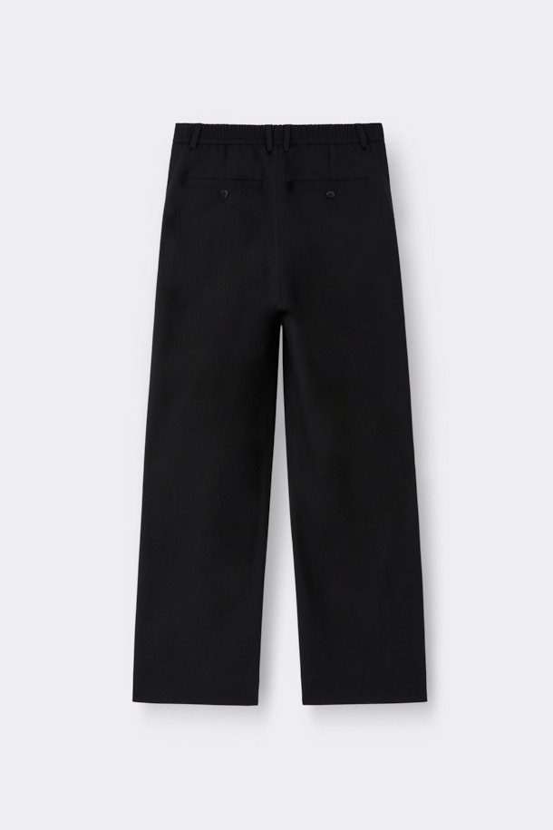 블랙 와이드 핏 팬츠는 일상, 오피스룩, 비즈니스 캐주얼, 출근룩에 모두 잘 어울리는 활용도 높은 슬랙스입니다. 레이온, 폴리에스테르, 울, 폴리우레탄 혼방 소재로 제작되어 부드러운 촉감과 편안한 착용감을 선사합니다. 미니멀하고 시크한 스타일을 연출하며, 사계절 내내 착용 가능합니다. 허리 부분은 하프 밴딩과 원턱 디테일로 편안함과 활동성을 더했습니다. 와이드 핏과 긴 기장으로 다리가 길어 보이는 효과를 줍니다.
