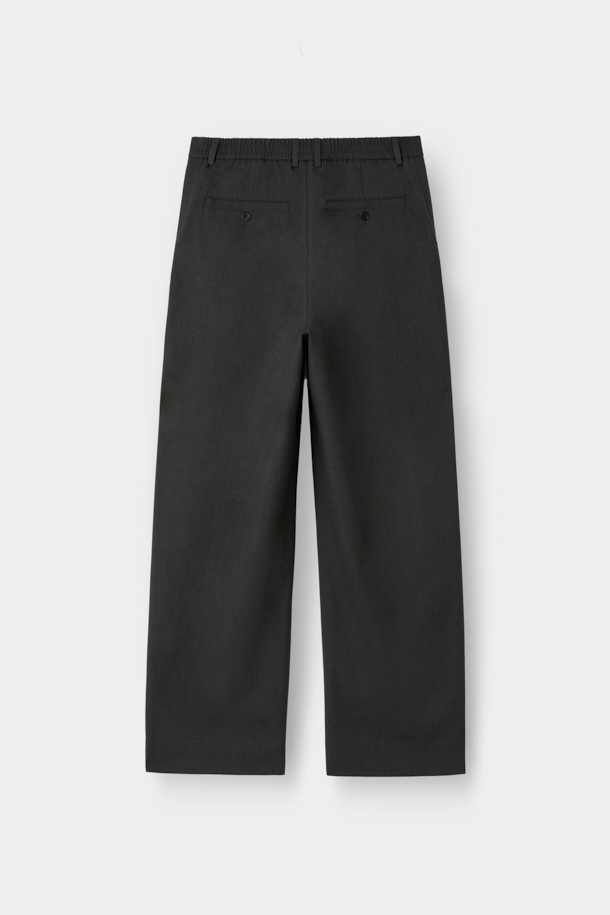 세련된 그레이 와이드 핏 슬랙스입니다. 레이온, 폴리에스테르, 울, 폴리우레탄 혼방 소재로 제작되어 부드러운 촉감과 편안한 착용감을 선사합니다. 베이직한 디자인에 무지 패턴으로 어떤 스타일에도 잘 어울리며, 하프 밴딩과 원턱 디테일로 활동성을 더했습니다. 오피스룩, 비즈니스 캐주얼, 모임룩 등 다양한 TPO에 활용 가능한 만능 아이템으로, 클래식, 미니멀, 시크한 스타일을 연출하기 좋습니다. 사계절 내내 활용 가능한 긴 기장의 와이드핏 팬츠로, 당신의 옷장에 필수적인 아이템이 될 것입니다.
