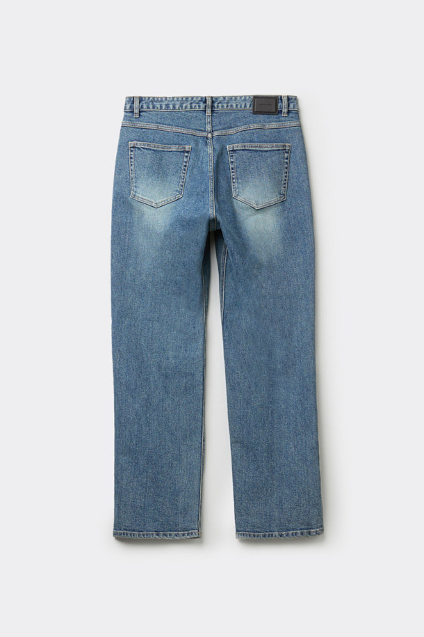 남성용 블루 레귤러 핏 데님 팬츠입니다. 캐주얼하고 베이직한 스타일로, 사계절 내내 활용하기 좋습니다. 스톤워싱과 과망워싱 처리되어 자연스러운 색감과 빈티지한 느낌을 더했습니다. 데이트룩, 쇼핑룩 등 다양한 TPO에 잘 어울리며, 미니멀, 클래식 스타일을 즐겨 입는 분들께 추천합니다. 면, 데님, 폴리우레탄 혼방 소재로 제작되었으며, 밑단은 좁아지는 테이퍼드 핏으로 디자인되었습니다.
