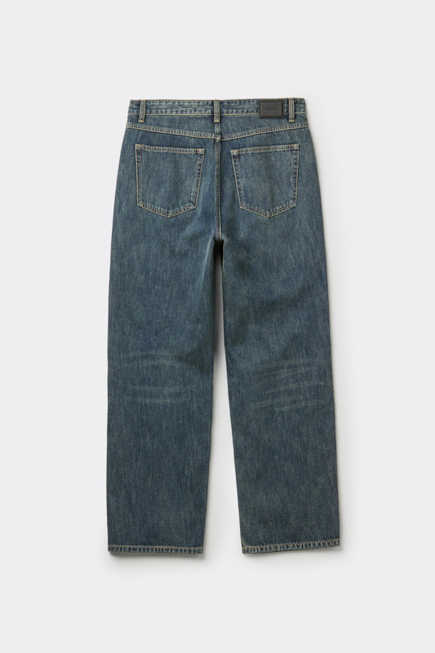 블루 스트레이트 핏 청바지는 남성용 데님 팬츠로, 베이직하고 캐주얼한 스타일을 연출합니다. 봄, 가을에 적합하며, 100% 면 소재로 제작되어 편안한 착용감을 선사합니다. 일자핏으로 다리가 길어 보이는 효과를 주며, 스톤워싱과 과망워싱 기법을 통해 자연스러운 워싱 디테일을 더했습니다. 데이트룩, 쇼핑룩 등 다양한 TPO에 활용 가능하며, 캐주얼, 미니멀, 클래식 스타일을 즐겨 입는 분들께 추천합니다.
