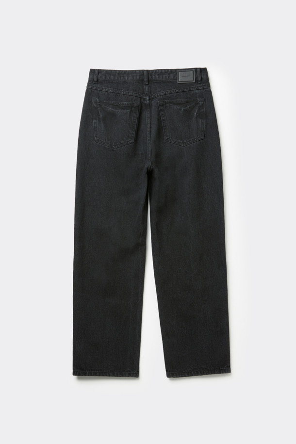 블랙 스트레이트 핏 데님 팬츠는 남녀 모두 착용 가능한 베이직하고 캐주얼한 스타일의 긴 바지입니다. 사계절 내내 활용할 수 있으며, 데이트룩, 쇼핑룩 등 다양한 TPO에 적합합니다. 면과 데님 혼방 소재로 제작되어 편안한 착용감을 선사하며, 스톤워싱 및 과망워싱 처리를 통해 자연스러운 워싱 디테일을 더했습니다. 일자핏의 스트레이트 핏으로 미니멀하고 클래식한 스타일을 연출하기 좋습니다.
