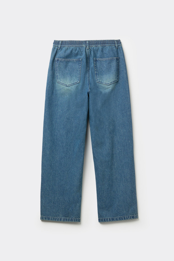 블루 루즈 핏 드로우스트링 청바지는 캐주얼한 스타일을 연출하기 좋은 남성용 데님 팬츠입니다. 면과 데님 혼방 소재로 제작되어 편안한 착용감을 선사하며, 봄, 여름, 가을 계절에 활용하기 좋습니다. 루즈핏으로 활동성을 높였으며, 허리 부분의 스트링과 워싱 가공 디테일이 돋보입니다. 동네 마실룩, 여행룩, 휴가룩 등 다양한 TPO에 맞춰 미니멀하고 시티보이 스타일을 완성해보세요. 무지 디자인과 블루 컬러의 조화는 어떤 상의와도 잘 어울려 데일리룩으로 활용하기 좋습니다.
