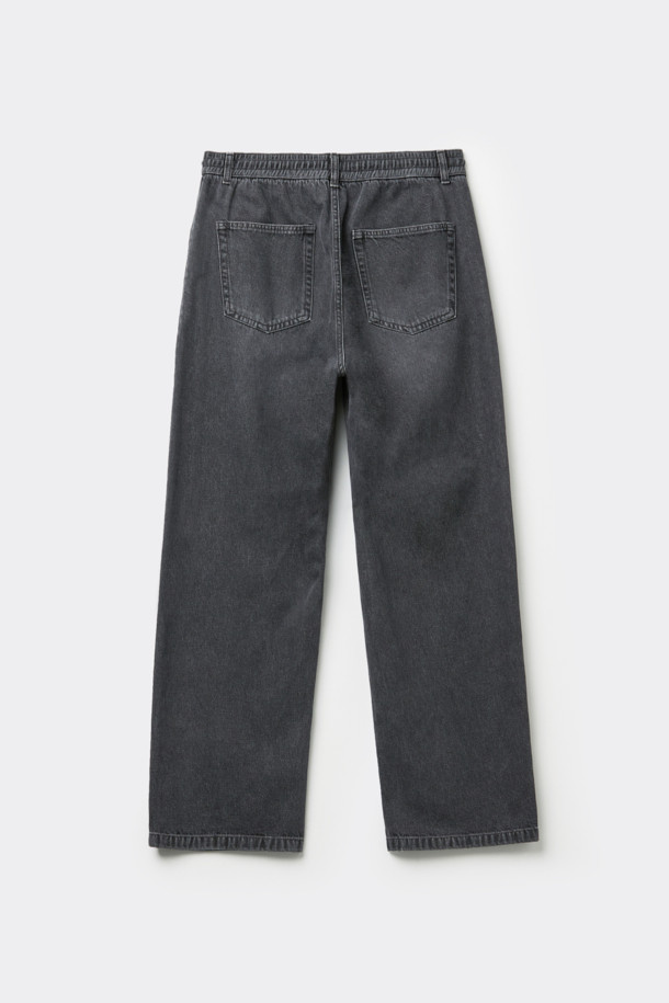 그레이 루즈핏 드로우 스트링(Drawstring) 청바지는 캐주얼, 미니멀, 시티보이 스타일을 연출하기 좋은 데님 반바지입니다. 봄, 여름, 가을 시즌에 활용하기 좋으며, 일상복으로 편안하게 입을 수 있습니다. 부드러운 면과 데님 소재 혼방으로 제작되어 편안한 착용감을 선사합니다. 허리 부분의 밴딩과 스트링 디테일로 활동성을 높였으며, 루즈핏 디자인으로 여유로운 실루엣을 연출합니다. 동네 마실룩이나 여행룩에 매치하여 스타일리시함을 더해보세요.
