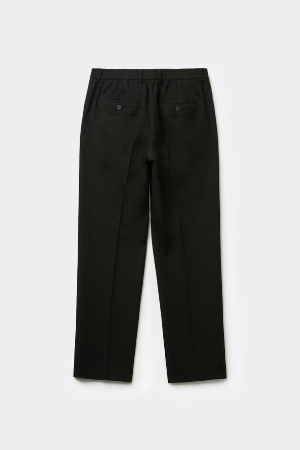 블랙 마일드 셋업 팬츠는 폴리에스테르와 폴리우레탄 혼방 소재로 제작되어 부드러운 촉감을 선사합니다. 레귤러 핏으로 제작되어 편안한 착용감을 제공하며, 하프 밴딩 디테일로 활동성을 더했습니다. 포멀한 스타일을 연출하며, 오피스룩, 비즈니스 캐주얼, 출근룩에 적합합니다. 클래식, 미니멀, 시크한 스타일을 선호하는 분들께 추천하며, 셋업으로도 활용 가능합니다. 무지 패턴의 블랙 컬러로 어떤 상의와도 쉽게 매치할 수 있습니다.
