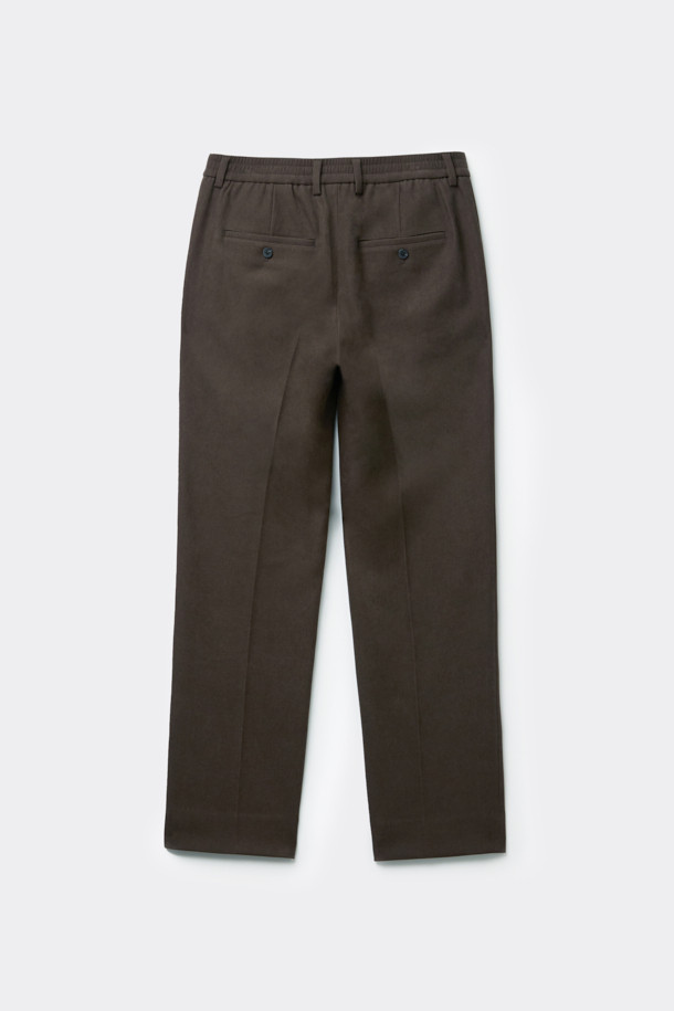 브라운 톤의 부드러운 촉감이 돋보이는 "브라운 마일드 셋업 팬츠"입니다. 폴리에스테르와 폴리우레탄 혼방 소재로 제작되어 편안한 착용감을 선사하며, 레귤러 핏으로 깔끔한 실루엣을 연출합니다. 포멀한 스타일과 미니멀, 시크한 무드를 동시에 만족시켜 오피스룩, 비즈니스 캐주얼, 모임룩 등 다양한 TPO에 활용하기 좋습니다. 무지 패턴으로 어떤 상의와도 쉽게 매치할 수 있으며, 하프 밴딩 디테일로 편안함까지 더했습니다. 세트 착장이 가능하여 더욱 완성도 높은 스타일을 연출할 수 있습니다.
