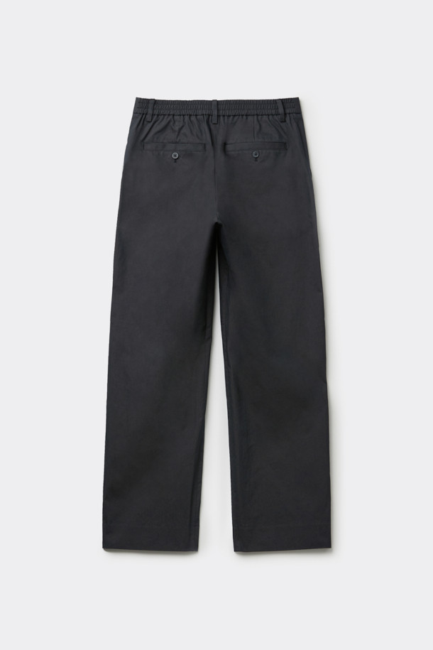 블랙 루즈 핏 면 혼방 셋업 팬츠는 포멀한 스타일을 추구하는 당신을 위한 완벽한 선택입니다. 출근룩, 비즈니스 캐주얼, 모임룩 등 다양한 TPO에 활용 가능하며, 클래식, 미니멀, 시크한 무드를 연출합니다. 면, 나일론, 폴리에스테르 혼방 소재로 제작되어 편안한 착용감을 선사하며, 루즈 핏 디자인으로 활동성을 높였습니다. 히든 밴딩 처리로 깔끔한 허리 라인을 유지하며, 셋업으로 스타일리시한 룩을 완성할 수 있습니다. 무지 패턴의 긴 기장 바지로, 어떤 상의와도 쉽게 매치하여 세련된 스타일을 연출해 보세요.
