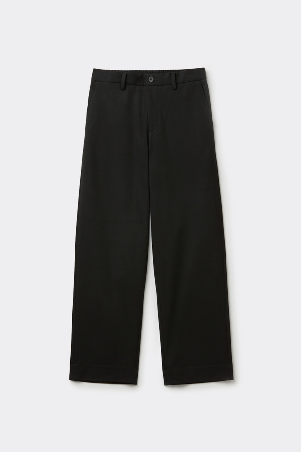 블랙 루즈 핏 셋업 팬츠는 포멀한 스타일을 위한 완벽한 선택입니다. 부드러운 촉감의 폴리에스터, 레이온, 폴리우레탄 혼방 소재로 제작되어 중량감 있는 편안함을 선사합니다. 무지 디자인에 루즈핏으로, 오피스룩, 비즈니스 캐주얼, 출근룩 등 다양한 TPO에 활용 가능합니다. 히든 밴딩 처리로 깔끔한 핏을 유지하며, 세트 착장으로 더욱 시크하고 클래식한 스타일을 연출할 수 있습니다. 미니멀한 디자인으로 어떤 상의와도 쉽게 매치하여 스타일리시한 룩을 완성해 보세요.
