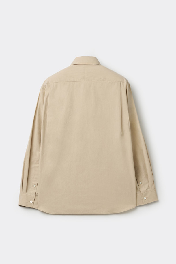 베이지 베이직 셔츠는 봄, 가을에 활용하기 좋은 공용 셔츠입니다. 부드러운 면 소재로 제작되어 편안한 착용감을 선사하며, 레귤러핏과 긴 소매 기장으로 깔끔한 실루엣을 연출합니다. 무지 패턴에 카라 디자인이 더해져 베이직하면서도 빈티지 무드를 자아냅니다. 데이트룩, 카페룩 등 다양한 TPO에 캐주얼, 미니멀, 클래식 스타일로 연출하기 좋은 아이템입니다.
