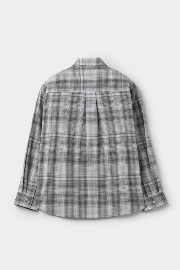 다크 그레이 오버핏 체크 셔츠는 캐주얼한 스타일을 즐기는 분들을 위한 아이템입니다. 부드러운 면 소재로 제작되어 편안한 착용감을 선사하며, 동네 마실룩이나 카페룩에 잘 어울립니다. 넉넉한 오버핏으로 제작되어 트렌디한 느낌을 주며, 체크 패턴이 돋보이는 디자인입니다. 가슴 부분의 체스트 포켓은 실용성을 더합니다. 미니멀, 클래식 스타일을 선호하는 분들께 추천하는 셔츠입니다.
