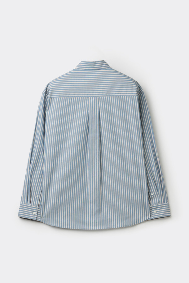 그레이 색상의 오버핏 스트라이프 셔츠입니다. 얇은 두께의 면 소재로 제작되어 봄, 여름, 가을 계절에 시원하고 편안하게 착용할 수 있습니다. 캐주얼, 베이직 스타일로 데이트룩, 카페룩에 잘 어울리며, 차이나칼라와 긴 소매, 체스트 포켓 디테일이 특징입니다. 부드러운 촉감과 오버핏 디자인으로 편안함을 더했습니다. 미니멀한 스타일을 선호하는 남성분들께 추천합니다.
