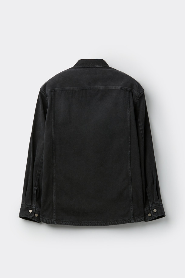 블랙 오버핏 데님 셔츠입니다. 넉넉한 핏으로 편안한 착용감을 선사하며, 캐주얼, 미니멀, 워크웨어 스타일을 연출하기 좋습니다. 봄, 가을에 적합하며, 일상생활과 가을 나들이룩에 활용하기 좋습니다. 빈티지 워싱 디테일과 체스트 포켓으로 포인트를 더했습니다. 카라넥과 긴 소매 기장으로, 다양한 스타일링이 가능합니다.
