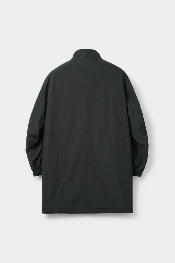 블랙 패딩 롱 파카는 겨울철 데일리룩, 산책, 여행 시 따뜻하고 스타일리시하게 연출하기 좋은 아우터입니다. 넉넉한 오버핏으로 편안한 착용감을 선사하며, 무지 디자인과 블랙 컬러로 미니멀하고 베이직한 스타일을 연출합니다. 두꺼운 두께감과 매트한 촉감의 나일론, 폴리에스테르, 면 혼방 소재로 제작되어 보온성을 높였습니다. 2-Way 지퍼, 소매 조절 밴드, 패딩 충전재 등의 디테일이 돋보이며, 긴 소매 기장과 롱 기장으로 한겨울 추위에도 끄떡없는 보온력을 제공합니다. 지퍼로 간편하게 여밀 수 있습니다.
