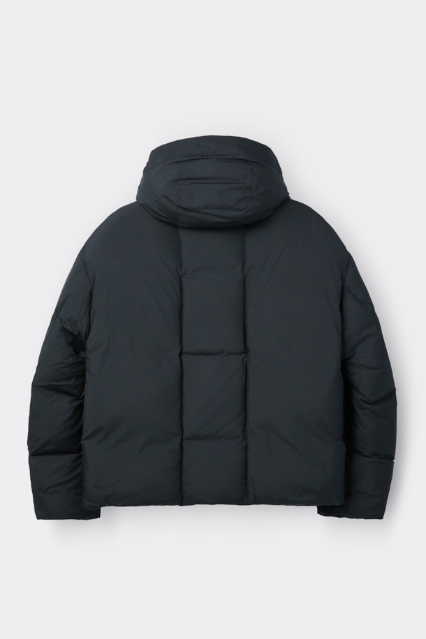 세련된 블랙 후드 숏 다운 재킷입니다. 겨울철 데일리룩에 어울리는 미니멀한 스타일의 이 재킷은 숏패딩 디자인으로 크롭 기장을 자랑합니다. 부드러운 촉감의 폴리에스테르 소재에 구스다운 80:20 충전재를 사용하여 보온성을 높였습니다. 2-Way 지퍼와 히든 여밈 방식으로 깔끔함을 더했으며, 오버핏으로 편안한 착용감을 선사합니다. 경량 소재에 은은한 광택감이 더해져 시크한 매력을 줍니다.
