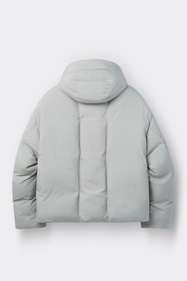 그레이 후드 숏 다운 재킷은 겨울철 데일리룩에 적합한 미니멀하고 캐주얼한 스타일의 아우터입니다. 가볍고 부드러운 폴리에스테르 소재에 80:20 구스다운 충전재를 사용하여 보온성을 높였습니다. 오버핏으로 편안하게 착용 가능하며, 2-Way 지퍼와 히든 여밈 방식으로 깔끔한 디자인을 연출합니다. 숏패딩 기장과 긴소매, 후드 디테일이 특징이며, 은은한 광택감이 고급스러운 느낌을 더합니다. 무지 디자인에 그레이 컬러로 어떤 옷에도 쉽게 매치할 수 있습니다.
