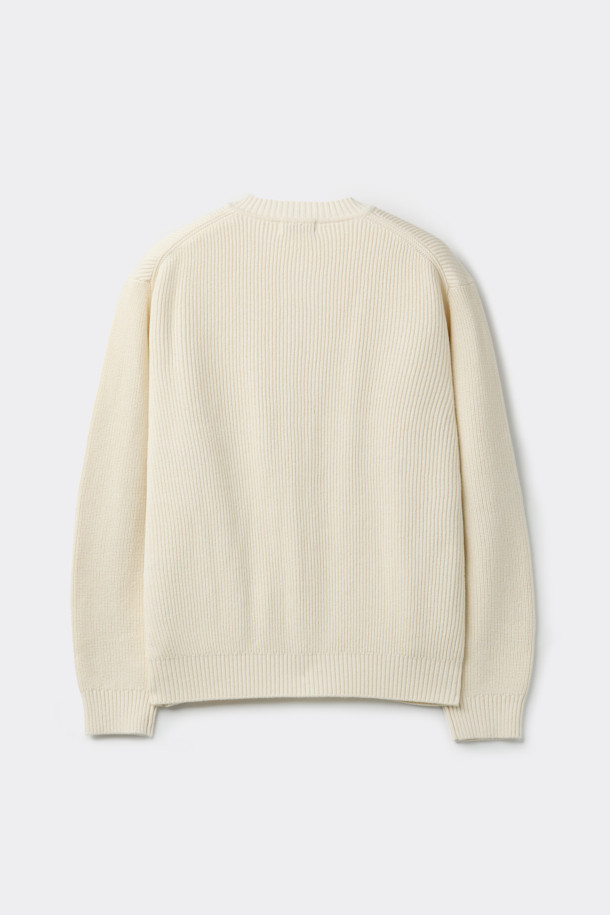 아이보리 코튼 라운드 가디건은 부드러운 면 소재로 제작되어 편안한 착용감을 선사합니다. 라운드 넥 디자인과 릴랙스 핏으로 캐주얼하고 미니멀한 스타일을 연출하며, 양쪽 포켓 디테일이 실용성을 더합니다. 봄, 가을 시즌에 두꺼운 두께감으로 따뜻하게 입을 수 있으며, 동네 마실룩이나 카페룩에 잘 어울립니다. 베이직한 디자인으로 다양한 스타일 연출이 가능하여 활용도가 높습니다.
