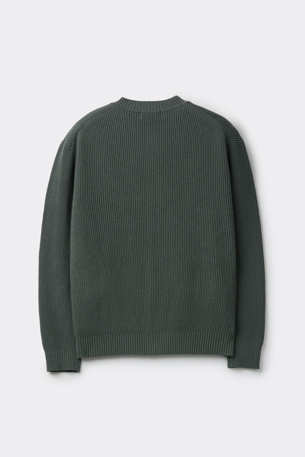 카키 코튼 라운드 가디건은 부드러운 면 소재로 제작되어 봄, 가을 간절기에 활용하기 좋은 아이템입니다. 릴랙스 핏과 크롭 기장으로 편안하면서도 스타일리시한 연출이 가능하며, 라운드넥 디자인이 여성스러운 실루엣을 더합니다. 무지 디자인에 포켓 디테일이 더해져 실용성을 높였으며, 버튼 여밈으로 간편하게 착용할 수 있습니다. 동네 마실룩이나 카페룩 등 캐주얼하고 미니멀한 스타일에 클래식한 무드를 더해주는 가디건입니다.
