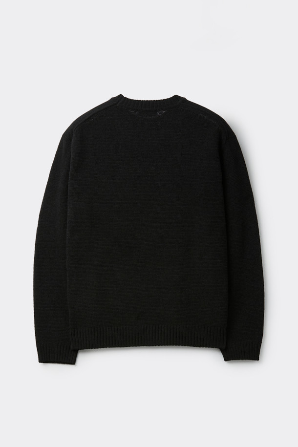 블랙 셔닐 스웨터는 부드러운 촉감과 고급스러운 발색감이 돋보이는 겨울철 필수 아이템입니다. 레귤러 핏에 라운드넥 디자인으로, 베이직하면서도 미니멀한 스타일을 연출합니다. 두꺼운 두께감으로 따뜻함을 제공하며, 무지 패턴으로 어떤 스타일에도 쉽게 매치할 수 있습니다. 소매는 긴 기장으로 제작되었으며, 가을, 겨울철 데일리룩과 집콕룩에 활용하기 좋습니다. 미니멀, 클래식, 캐주얼 등 다양한 스타일을 소화하여 활용도 높은 스웨터입니다.
