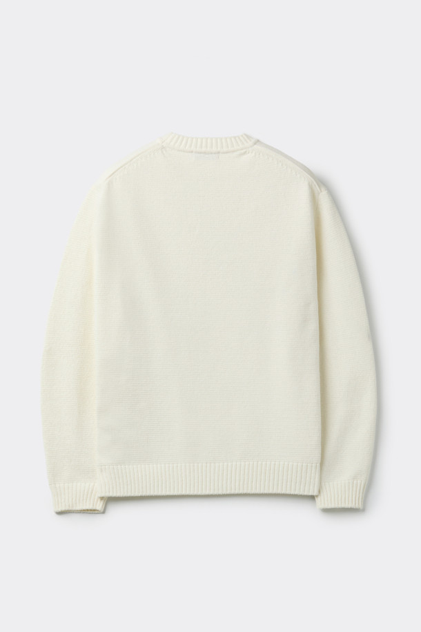 아이보리 셔닐 스웨터는 부드러운 촉감의 셔닐 소재로 제작되어 가을, 겨울 시즌 따뜻하게 착용하기 좋습니다. 베이직하고 미니멀한 스타일로 겨울 데일리룩, 카페룩, 집콕룩 등 다양한 TPO에 활용하기 용이합니다. 라운드넥에 레귤러핏, 긴 소매 기장으로 편안한 착용감을 선사하며, 두꺼운 두께감으로 포근함을 더합니다. 고급스러운 아이보리 컬러는 어떤 룩에도 잘 어울려 미니멀, 클래식, 캐주얼 등 폭넓은 스타일을 연출할 수 있습니다.
