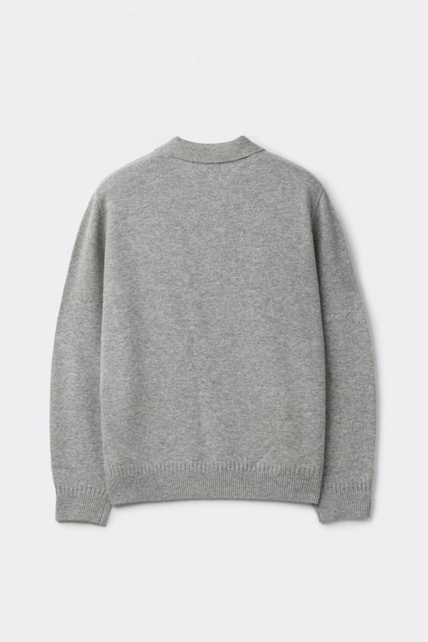 그레이 캐시미어 블렌디드 카라 스웨터는 가을과 겨울 시즌, 오피스룩, 비즈니스 캐주얼, 겨울 데일리룩에 적합한 남성용 상의입니다. 부드러운 촉감의 캐시미어 혼방 소재로 제작되어 고급스러운 발색감과 레귤러핏, 두꺼운 두께가 특징입니다. 베이직하고 클래식한 스타일로, 카라 디자인과 긴소매, 무지 패턴이 미니멀하고 세련된 분위기를 연출합니다. 일상에서 편안하면서도 멋스러운 스타일을 완성할 수 있는 아이템입니다.
