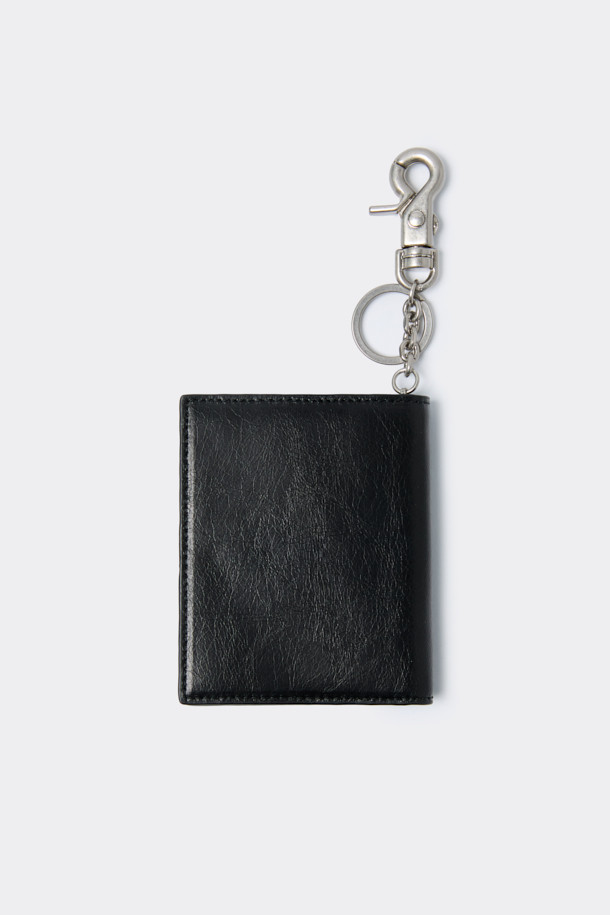 심플한 디자인이 돋보이는 블랙 폴디드 카드지갑입니다. 합성피혁 소재로 제작되어 부드러운 질감과 견고함을 동시에 느낄 수 있습니다. 미니멀한 사이즈로 휴대성이 뛰어나며, 무지 디자인에 로고 바 장식으로 포인트를 더했습니다. 내부에는 4개의 카드 포켓과 1개의 오픈 포켓, 탈부착 가능한 키링이 있어 실용적입니다. 데이트룩, 쇼핑룩, 카페룩 등 다양한 스타일에 미니멀, 클래식, 시크한 무드를 더해보세요.
