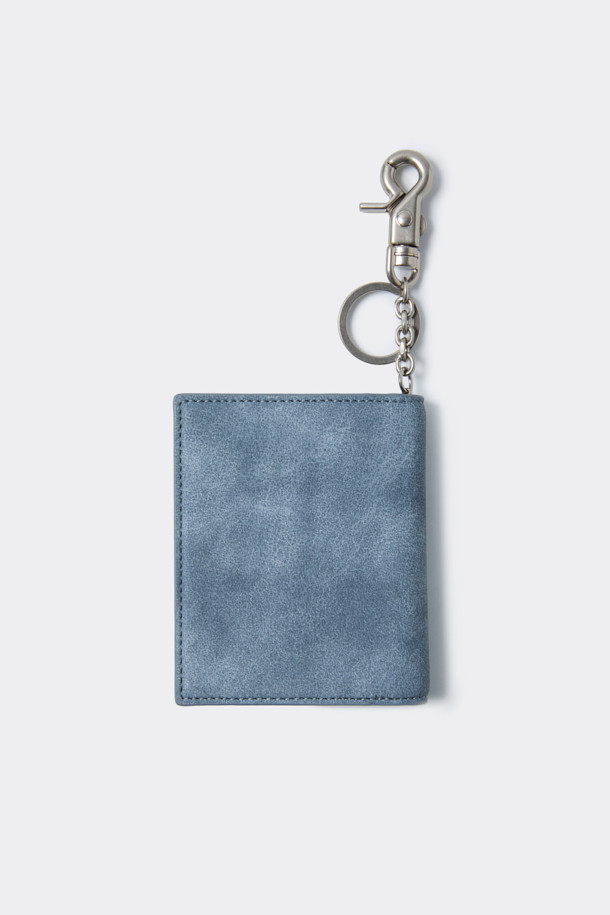 세련된 블루 컬러의 폴딩 카드지갑입니다. 미니 크링클 가죽과 합성피혁 소재로 제작되었으며, 미니멀한 디자인과 사각 쉐입이 특징입니다. 탈부착 가능한 키링과 좌우 4칸의 카드 포켓, 날개 오픈 포켓 1칸으로 실용성을 더했습니다. 데이트룩, 쇼핑룩, 카페룩 등 다양한 TPO에 미니멀, 클래식, 시크 스타일을 연출하기 좋은 아이템입니다. 로고 바 장식이 고급스러움을 더하는 컴팩트한 사이즈의 지갑입니다.
