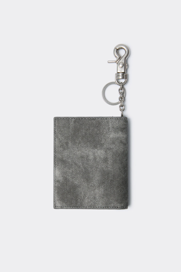 세련된 그레이 색상의 폴딩 카드지갑입니다. 미니멀한 디자인에 합성가죽 소재로 제작되어 데이트룩, 쇼핑룩, 카페룩 등 다양한 TPO에 활용하기 좋습니다. 컴팩트한 사이즈로 휴대성이 뛰어나며, 내부에는 카드 포켓 4칸과 날개 오픈포켓 1칸이 있어 수납력을 높였습니다. 또한, 로고 바 디자인 장식과 탈부착 가능한 키링으로 포인트를 더해 시크하고 클래식한 스타일을 연출합니다. 오픈형 잠금방식으로 편리하게 사용 가능합니다.
