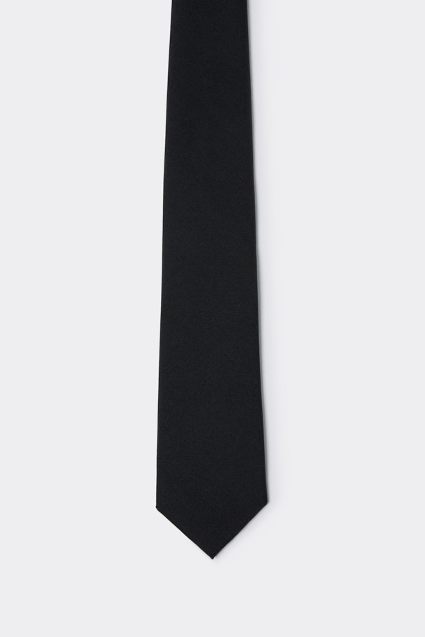 블랙 울 솔리드 타이는 포르투갈 피테콤사의 울 혼방 소재로 제작되어 고급스러운 착용감을 선사합니다. 톤온톤의 무지 디자인과 세미 세븐 폴드 디자인 장식이 더해져 클래식하면서도 세련된 스타일을 연출합니다. 넥타이 안감을 추가하여 내구성을 높였으며, 수입 라벨 디테일로 품격을 더했습니다. 오피스룩, 회의룩, 면접룩 등 격식 있는 자리에 잘 어울리며, 미니멀한 디자인으로 어떤 스타일에도 매치하기 좋습니다. 탄탄한 두께감으로 넥타이의 형태를 오랫동안 유지합니다.