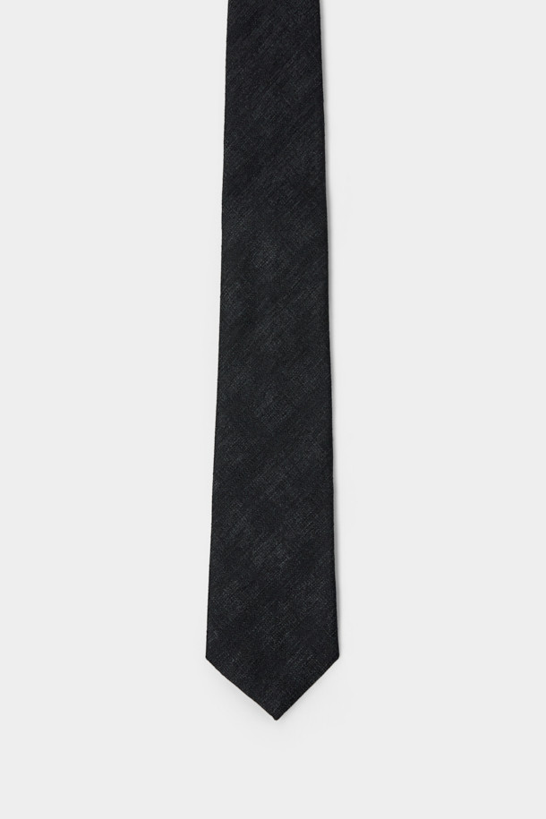세련된 블랙 패턴 넥타이는 남성분들의 비즈니스 캐주얼, 회의룩, 출근룩에 완벽하게 어울립니다. 부드러운 실크 혼방 소재로 제작되어 고급스러운 촉감을 선사하며, 사계절 내내 착용하기 좋습니다. 클래식하면서도 미니멀한 스타일의 블랙 컬러 패턴 디자인은 어떤 셔츠에도 잘 어울려 폭넓은 활용도를 자랑합니다. 넥타이 하단에는 로고 자수가 섬세하게 장식되어 은은한 포인트를 더합니다. 넥타이 하나로 당신의 품격을 한층 더 높여보세요.
