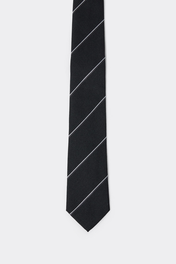 클래식한 스타일을 뽐내는 블랙 스트라이프 넥타이입니다. 부드러운 실크 소재로 제작되어 고급스러운 촉감을 선사하며, 안감에는 로고 자수 디테일이 더해져 세련됨을 더했습니다. 레지멘탈 스트라이프 패턴은 어떤 룩에도 포인트를 주어 오피스룩, 비즈니스 캐주얼, 회의룩 등 다양한 TPO에 활용하기 좋습니다. 미니멀한 디자인으로 유행을 타지 않고 오랫동안 착용할 수 있습니다.
