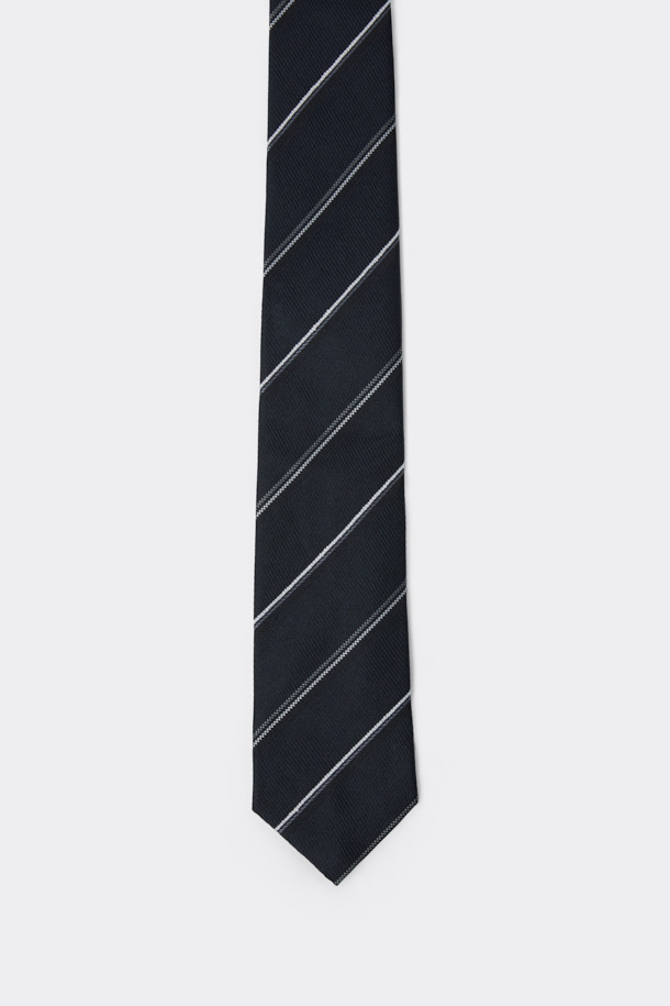 네이비 스트라이프 넥타이는 남성용으로, 오피스룩, 비즈니스 캐주얼, 회의룩에 잘 어울리는 클래식 스타일의 넥타이입니다. 부드러운 실크 소재로 제작되어 고급스러운 촉감을 선사하며, 사계절 내내 착용하기 좋습니다. 네이비 컬러 바탕에 스트라이프 무늬가 세련된 인상을 주며, 로고 자수가 디자인의 포인트로 더해졌습니다. 미니멀한 디자인으로 다양한 스타일의 셔츠에 매치하기 용이합니다.
